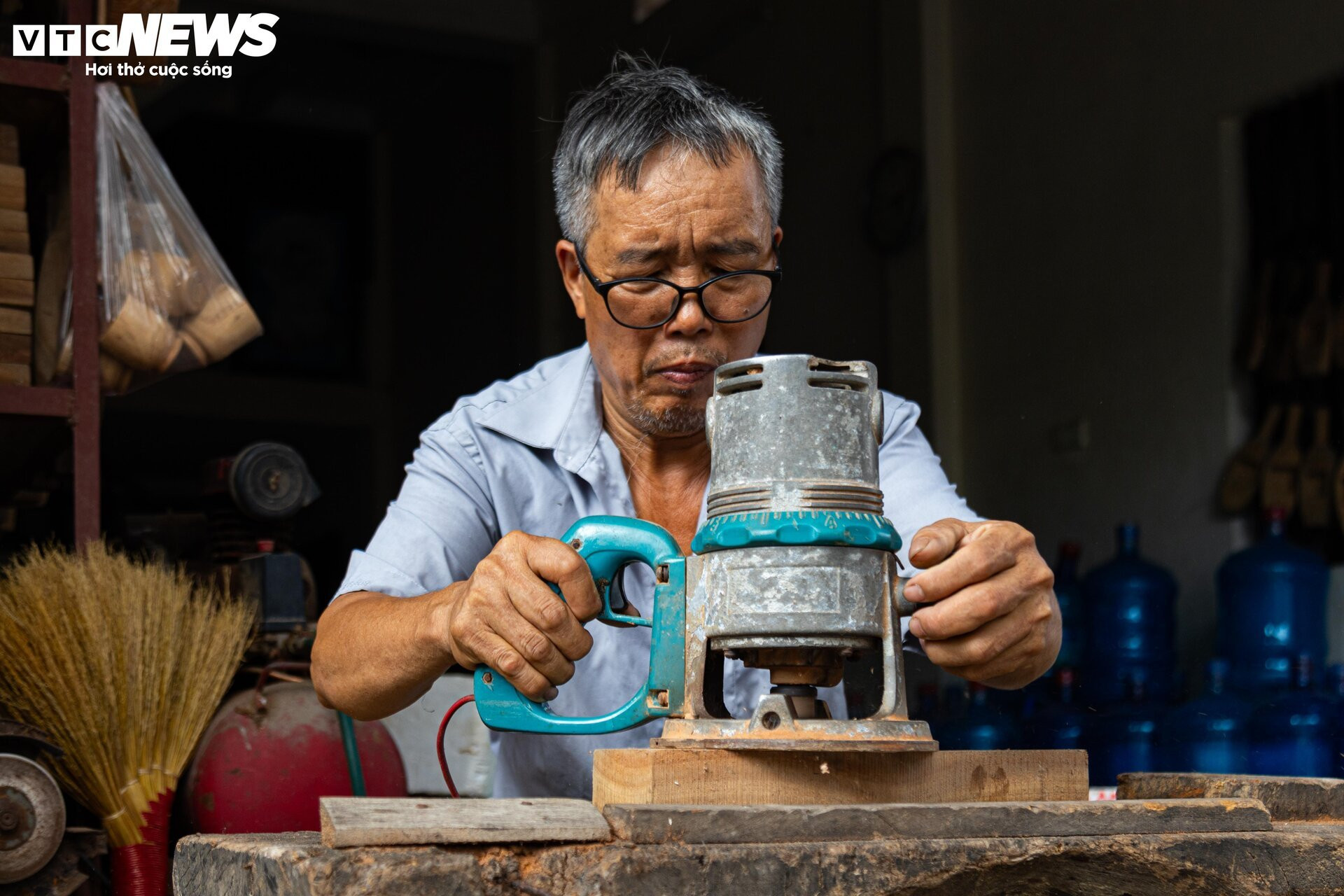 Nghệ nhân Hà thành hơn 40 năm chế tác thủ công khuôn bánh trung thu - 6