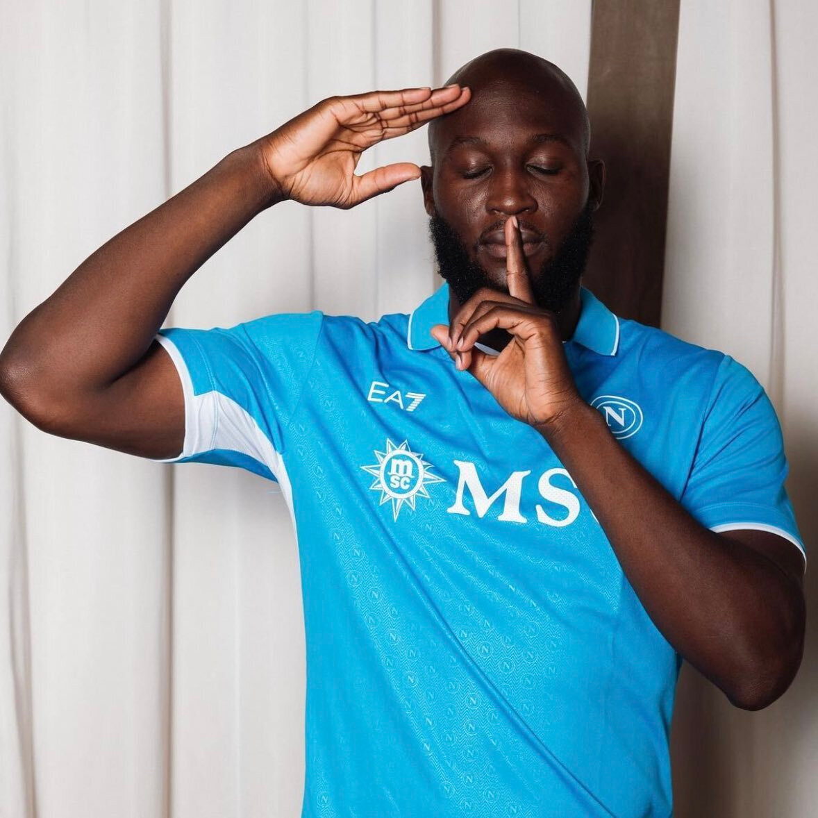 Chưa bán được Osimhen, nhưng Napoli bất ngờ chiêu mộ thêm 1 tiền đạo là Romelu Lukaku. Mức phí chuyển nhượng của thương vụ này là 30 triệu euro. Romelu Lukaku trước đó là cầu thủ thuộc biên chế Chelsea, nhưng đã chơi cho 2 CLB Serie A là Inter Milan và AS Roma. Lần này, anh chính thức rời The Blues theo dạng hợp đồng mua đứt từ Napoli.