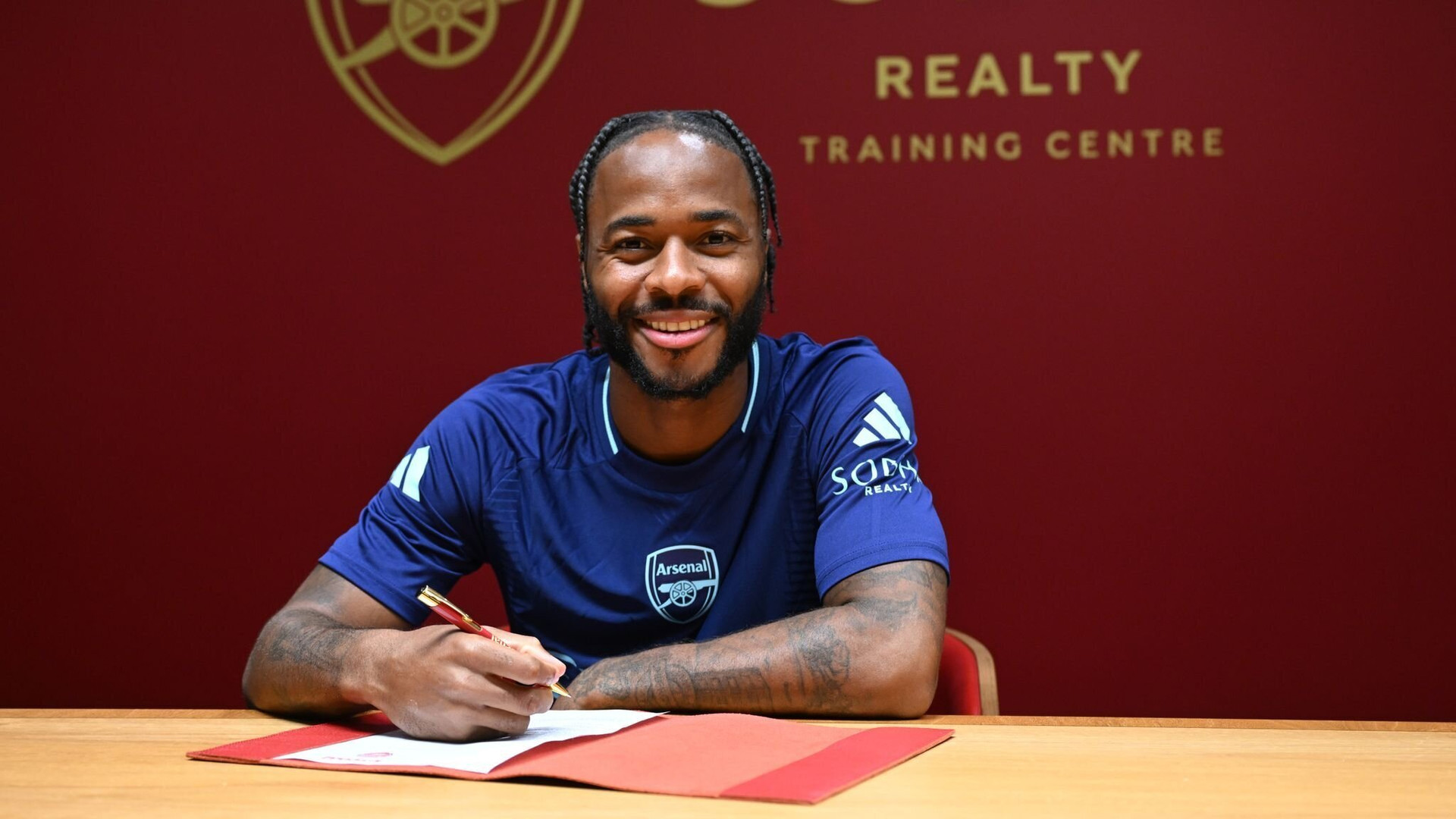 Raheem Sterling gia nhập Arsenal (hợp đồng mượn) là thương vụ bất ngờ nhất trong ngày cuối kỳ chuyển nhượng. Đây là thương vụ có lợi cho đôi bên, bởi Chelsea có quá nhiều cầu thủ trong đội hình. Sterling cũng là sự bổ sung chất lượng cho đội hình Arsenal, đặc biệt khi Arsenal chỉ phải trả 1/3 số lương 350 nghìn Bảng/tuần của Sterling. 2/3 còn lại vẫn do Chelsea chi trả.