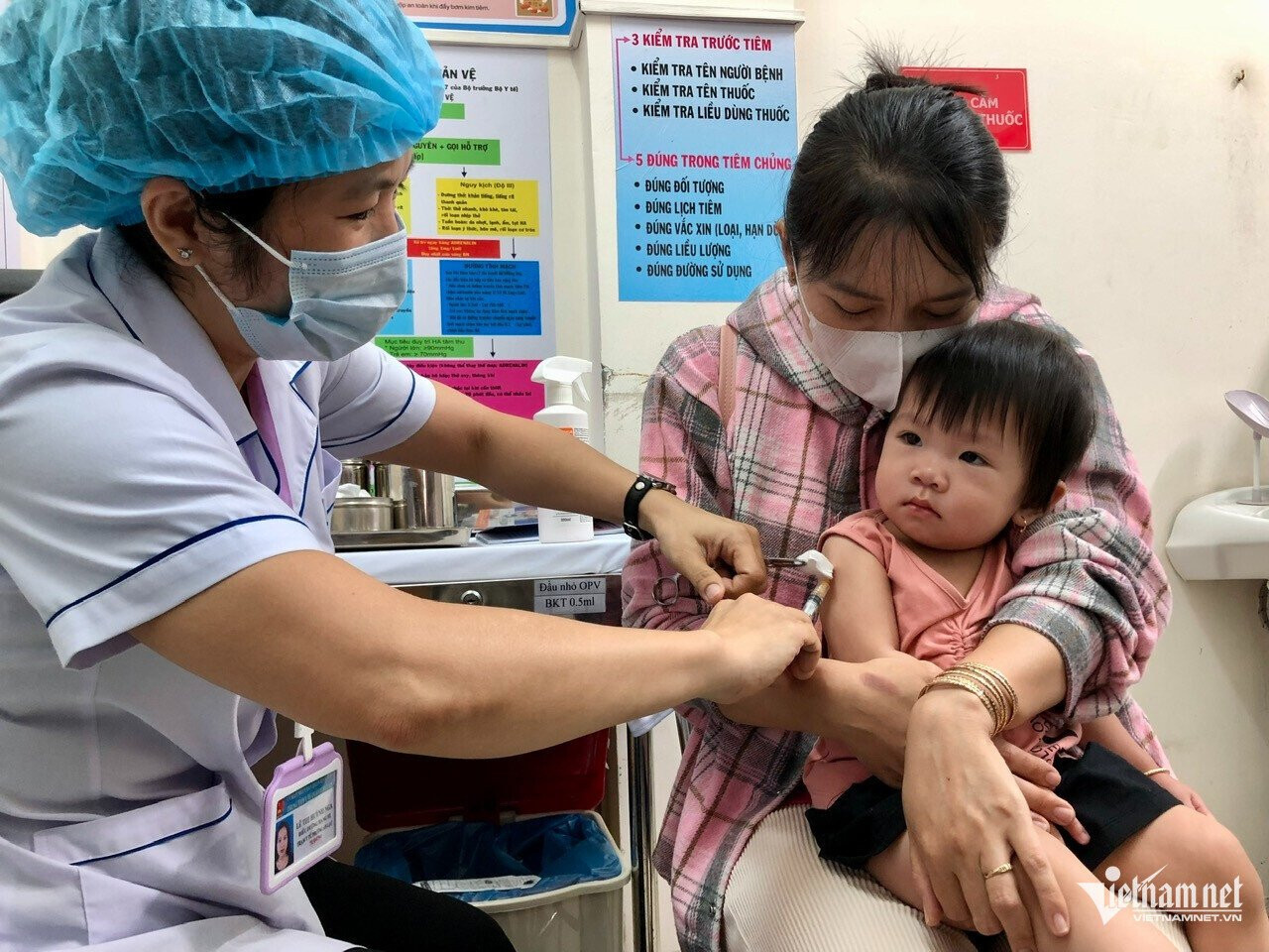 30.000 liều vaccine sởi - rubella đã có mặt tại TPHCM để triển khai chiến dịch tiêm chủng trên toàn thành phố. (Ảnh: Bạch Dương)