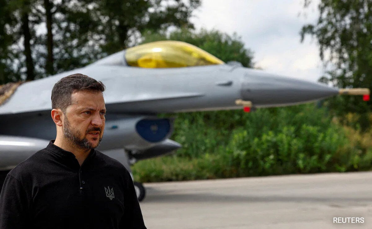 Tổng thống Ukraine Volodymyr Zelensky trong buổi lễ bàn giao F-16 đầu tiên cho không quân nước này vào đầu tháng 8. (Ảnh: Reuters)