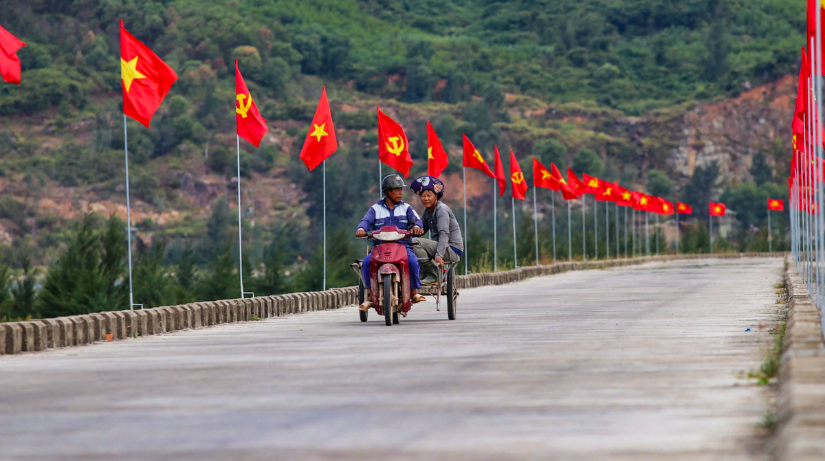 Đê biển dài hơn 2km rợp cờ đỏ sao vàng ở Hà Tĩnh - 12