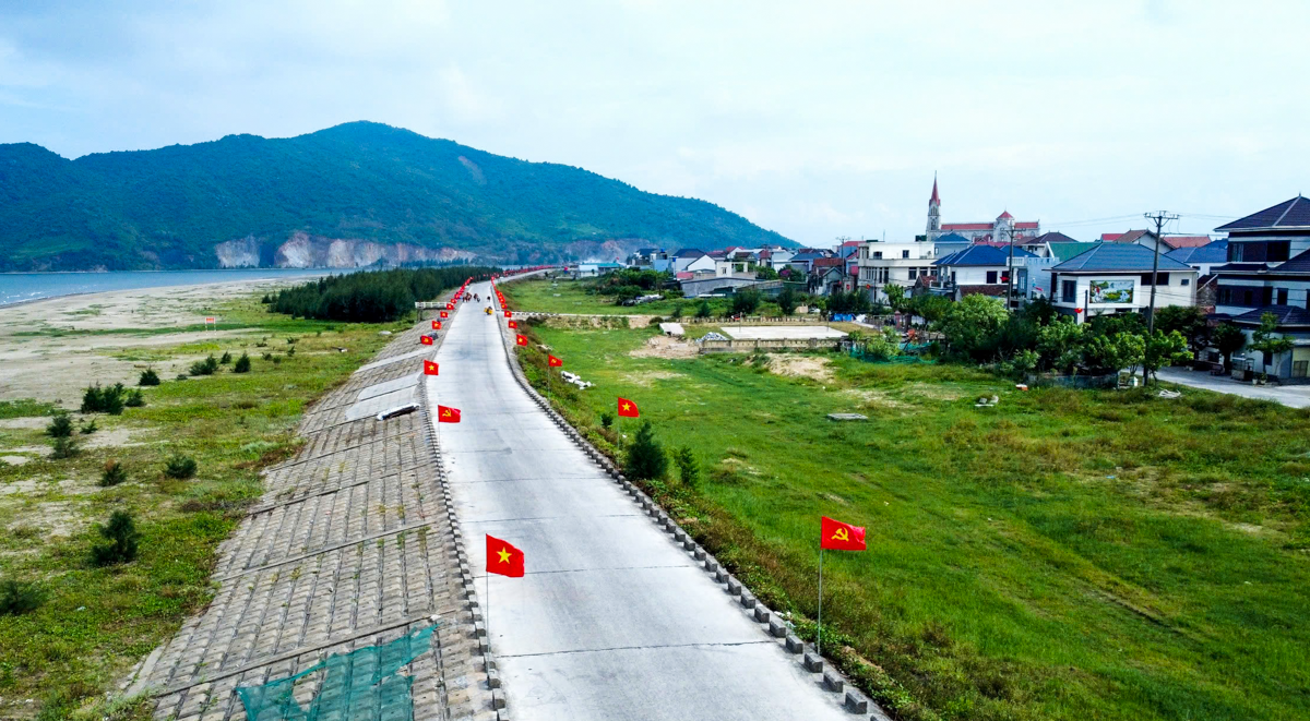 Đê biển dài hơn 2km rợp cờ đỏ sao vàng ở Hà Tĩnh - 3