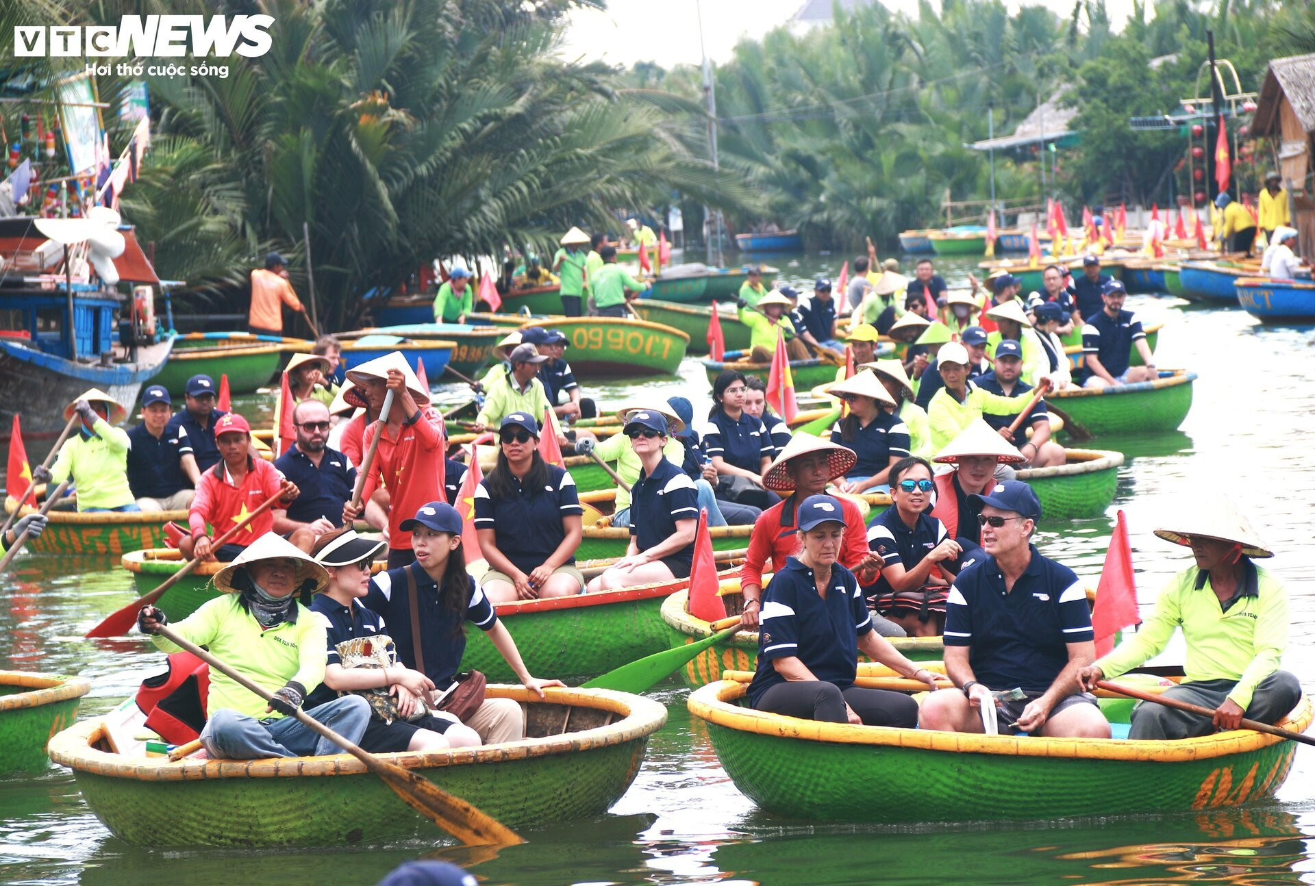 Du khách nườm nượp check-in 'miền Tây thu nhỏ' giữa lòng Hội An - 1