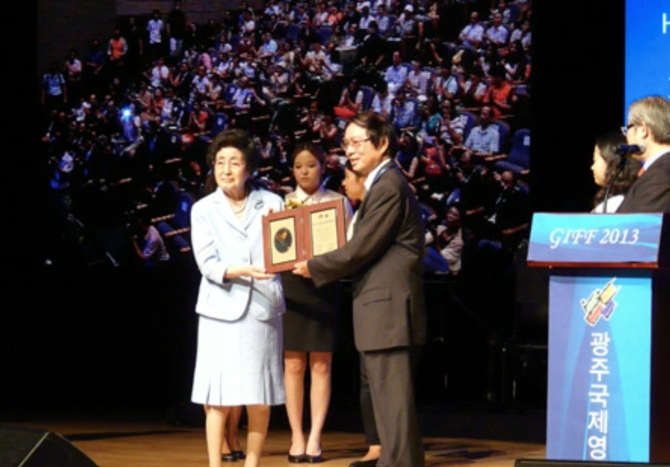 Đạo diễn Đặng Nhật Minh nhận Giải thưởng Điện ảnh Nobel Hòa bình Kim Dae-jung năm 2013.