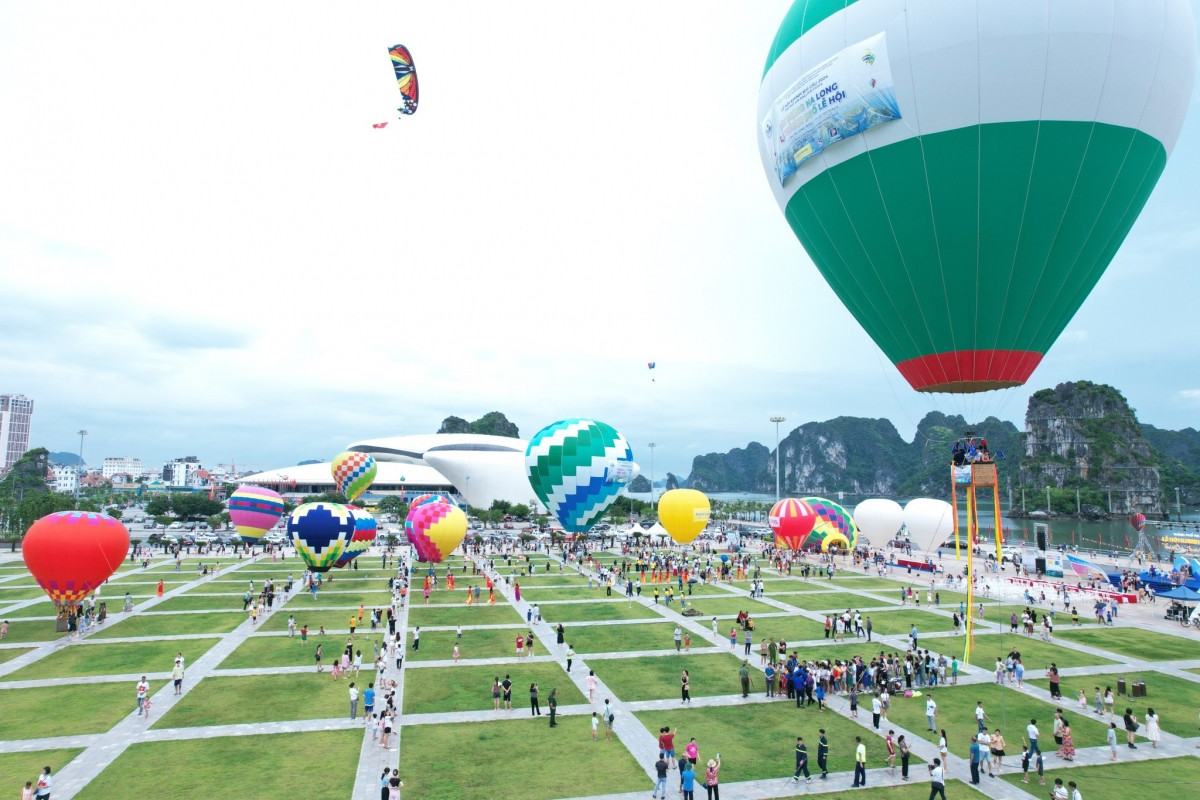 ruc ro le hoi khinh khi cau sac mau ha long hinh anh 1