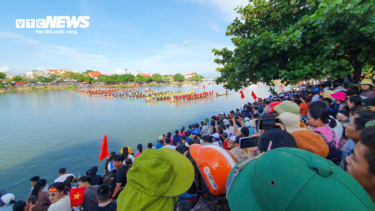 Vạn người đội nắng dự lễ hội đua thuyền trên sông Kiến Giang mừng Tết Độc lập - 5