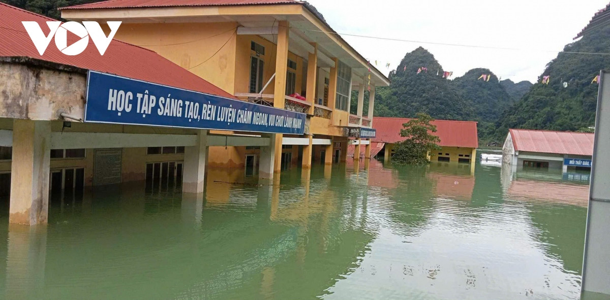 loi bun, vuot lu den voi hoc sinh cao bang hinh anh 3