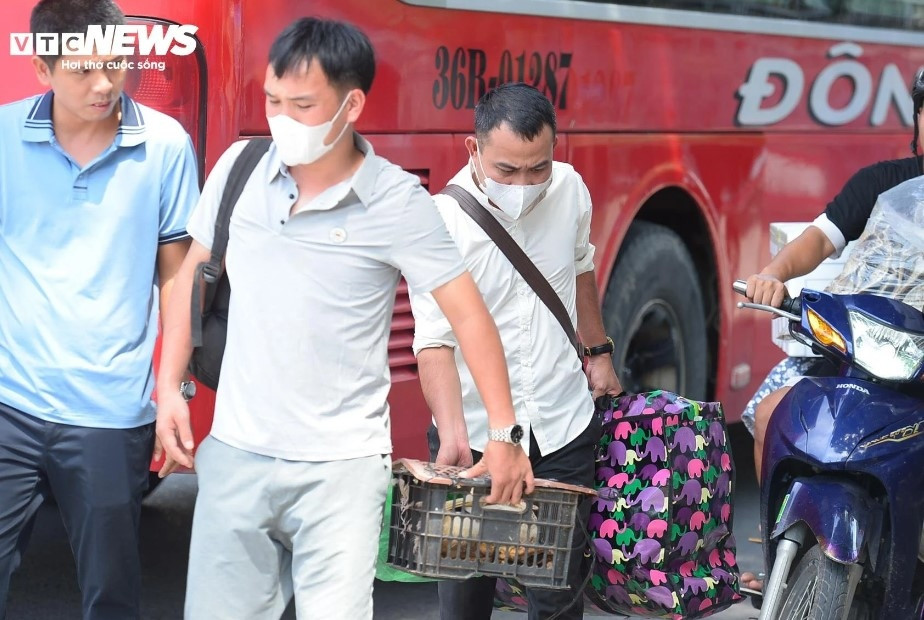 nguoi dan khe ne mang qua que len ha noi trong cai nang nhu thieu dot hinh anh 13