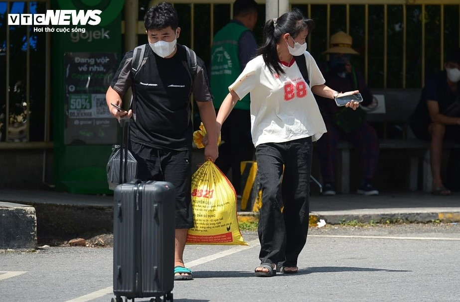 nguoi dan khe ne mang qua que len ha noi trong cai nang nhu thieu dot hinh anh 14