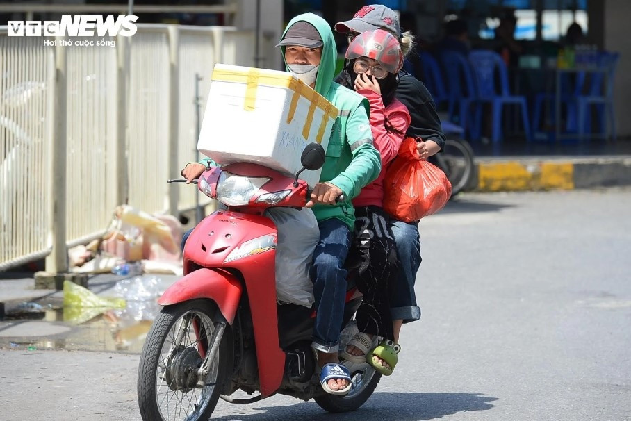 nguoi dan khe ne mang qua que len ha noi trong cai nang nhu thieu dot hinh anh 15