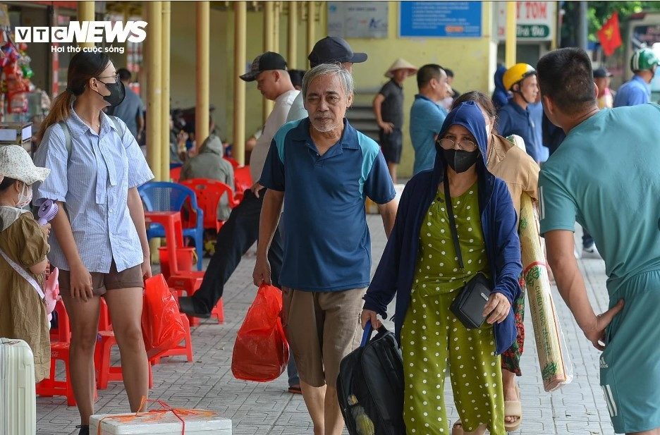 nguoi dan khe ne mang qua que len ha noi trong cai nang nhu thieu dot hinh anh 2