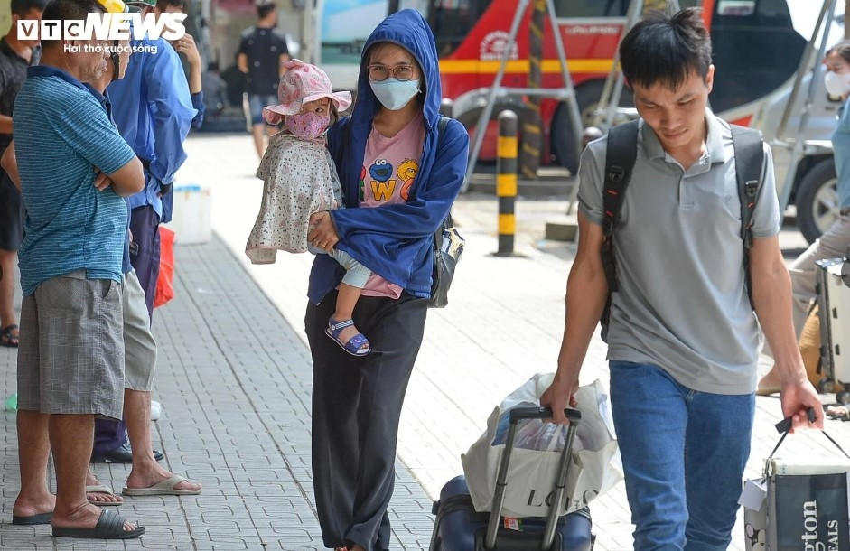 nguoi dan khe ne mang qua que len ha noi trong cai nang nhu thieu dot hinh anh 3