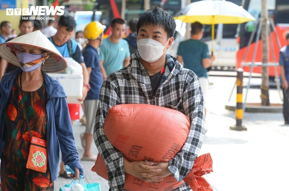 nguoi dan khe ne mang qua que len ha noi trong cai nang nhu thieu dot hinh anh 4