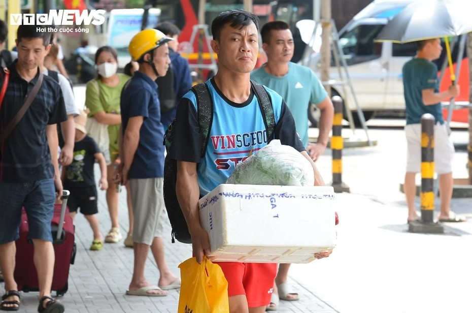 nguoi dan khe ne mang qua que len ha noi trong cai nang nhu thieu dot hinh anh 5