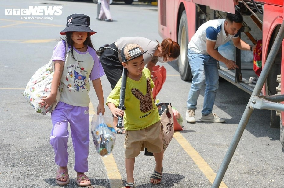 nguoi dan khe ne mang qua que len ha noi trong cai nang nhu thieu dot hinh anh 7