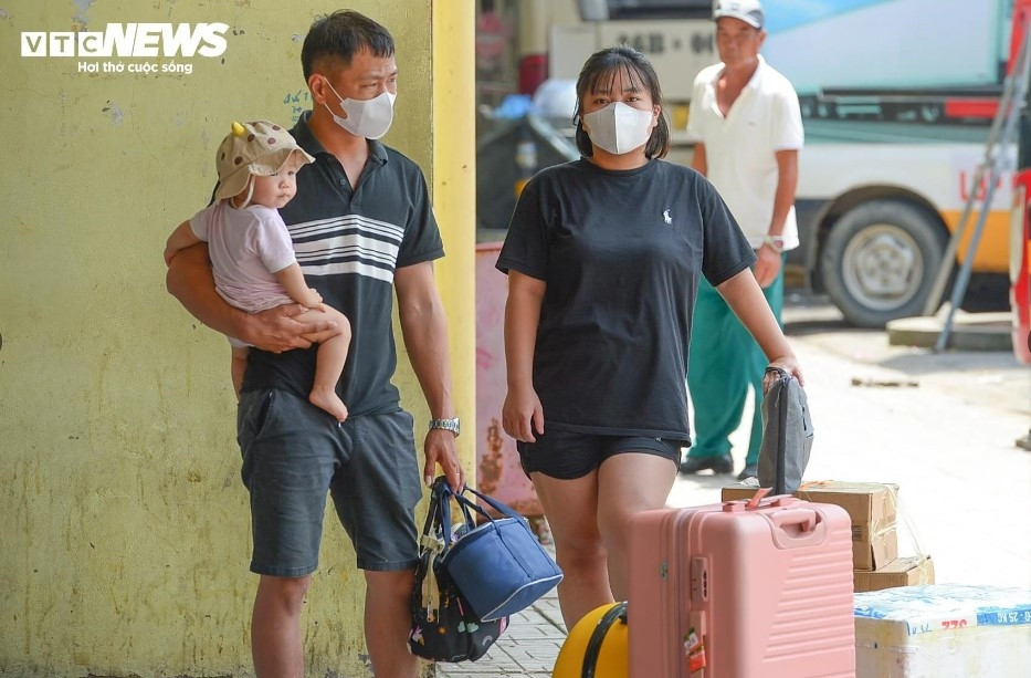 nguoi dan khe ne mang qua que len ha noi trong cai nang nhu thieu dot hinh anh 8