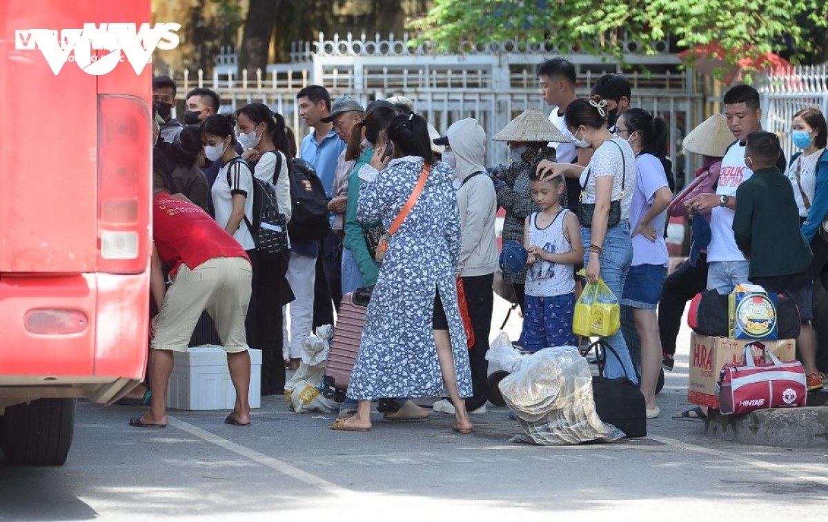 nguoi dan khe ne mang qua que len ha noi trong cai nang nhu thieu dot hinh anh 10