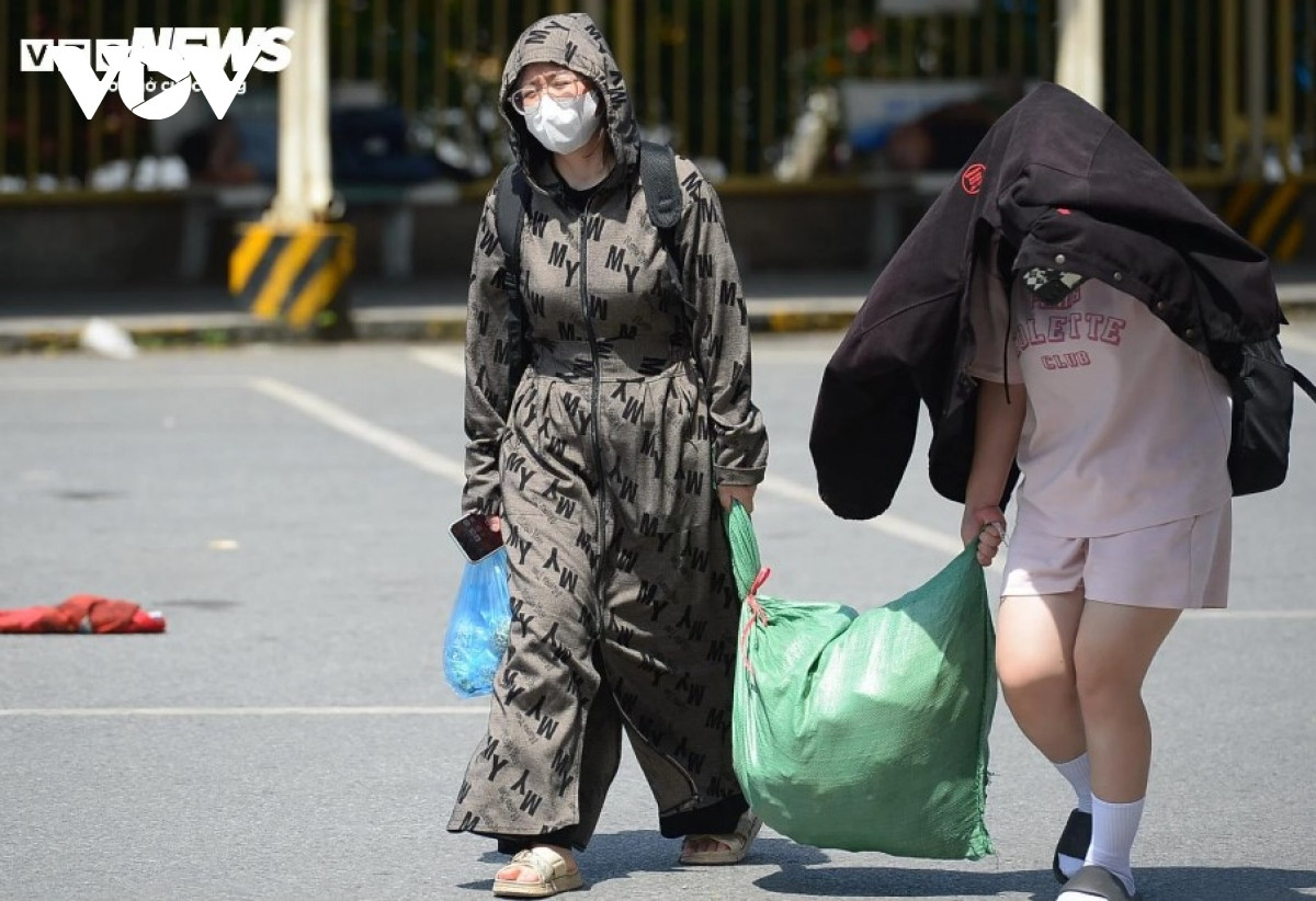 nguoi dan khe ne mang qua que len ha noi trong cai nang nhu thieu dot hinh anh 11