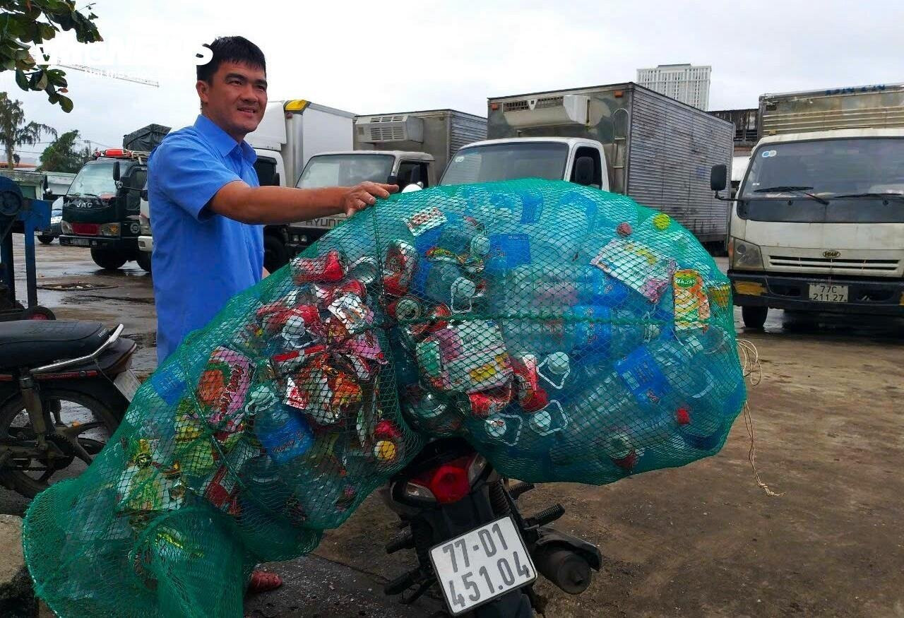 Toàn bộ rác thải mang vào bờ được đơn vị phụ trách thu gom sau đó chuyển tới nhà máy xử lý, tái chế.