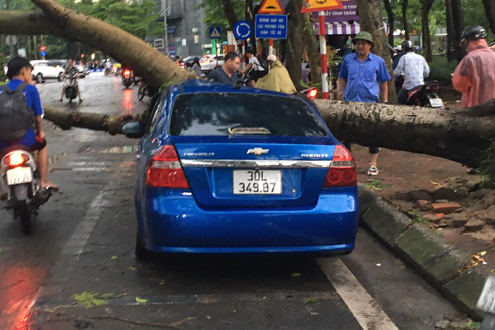 Hà Nội: Ảnh hưởng siêu bão Yagi, cây đổ khiến tường sập, ô tô bẹp dúm trên đường - 12