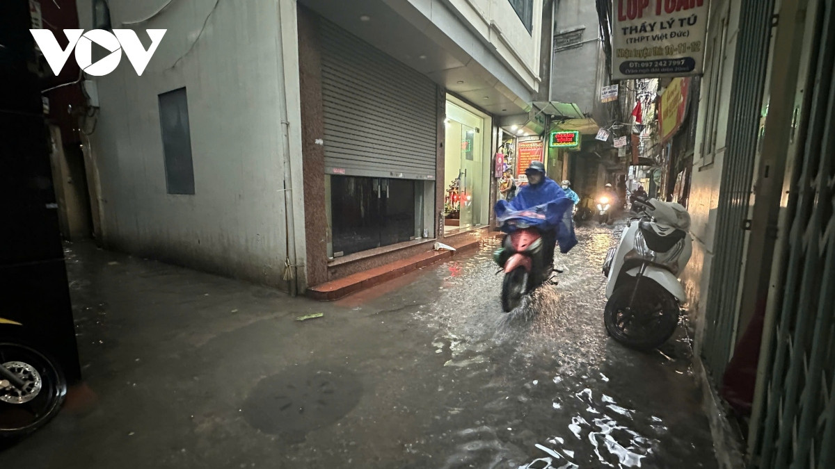 truc tiep sieu bao gay mua lon o ha noi, cay do de chet nguoi hinh anh 27