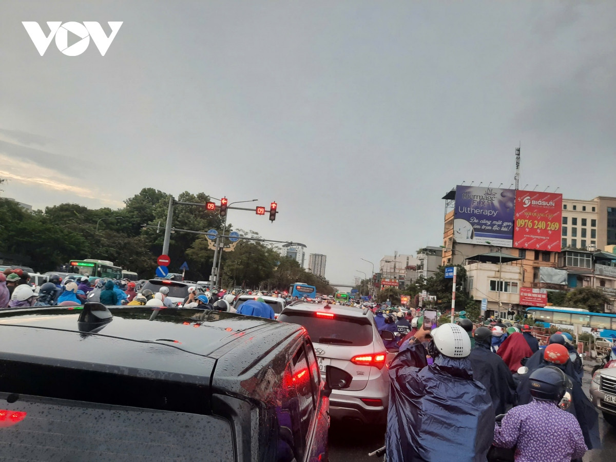 nguoi dan voi ve tranh bao, cac tuyen duong tai ha noi ket cung tu 15h chieu hinh anh 4