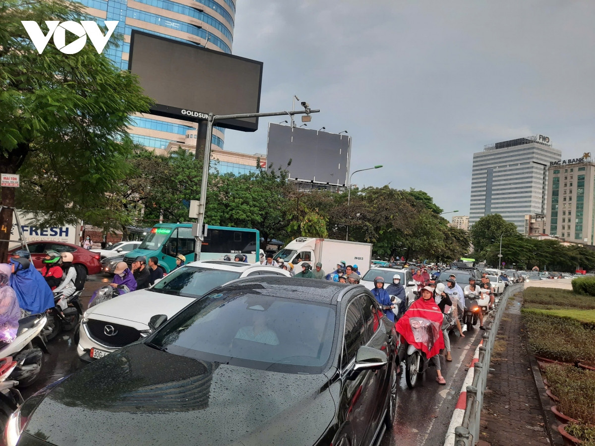 nguoi dan voi ve tranh bao, cac tuyen duong tai ha noi ket cung tu 15h chieu hinh anh 5