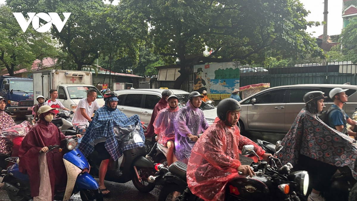 nguoi dan voi ve tranh bao, cac tuyen duong tai ha noi ket cung tu 15h chieu hinh anh 10