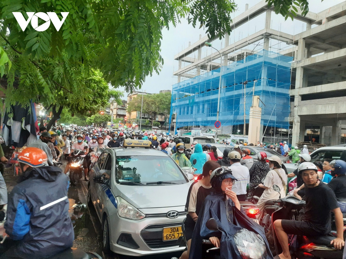 nguoi dan voi ve tranh bao, cac tuyen duong tai ha noi ket cung tu 15h chieu hinh anh 13