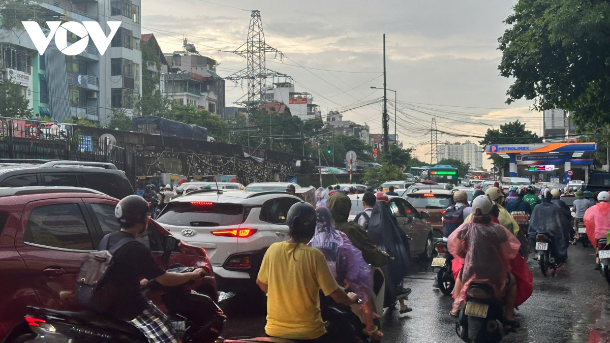 truc tiep sieu bao gay mua lon o ha noi, cay do de chet nguoi hinh anh 20