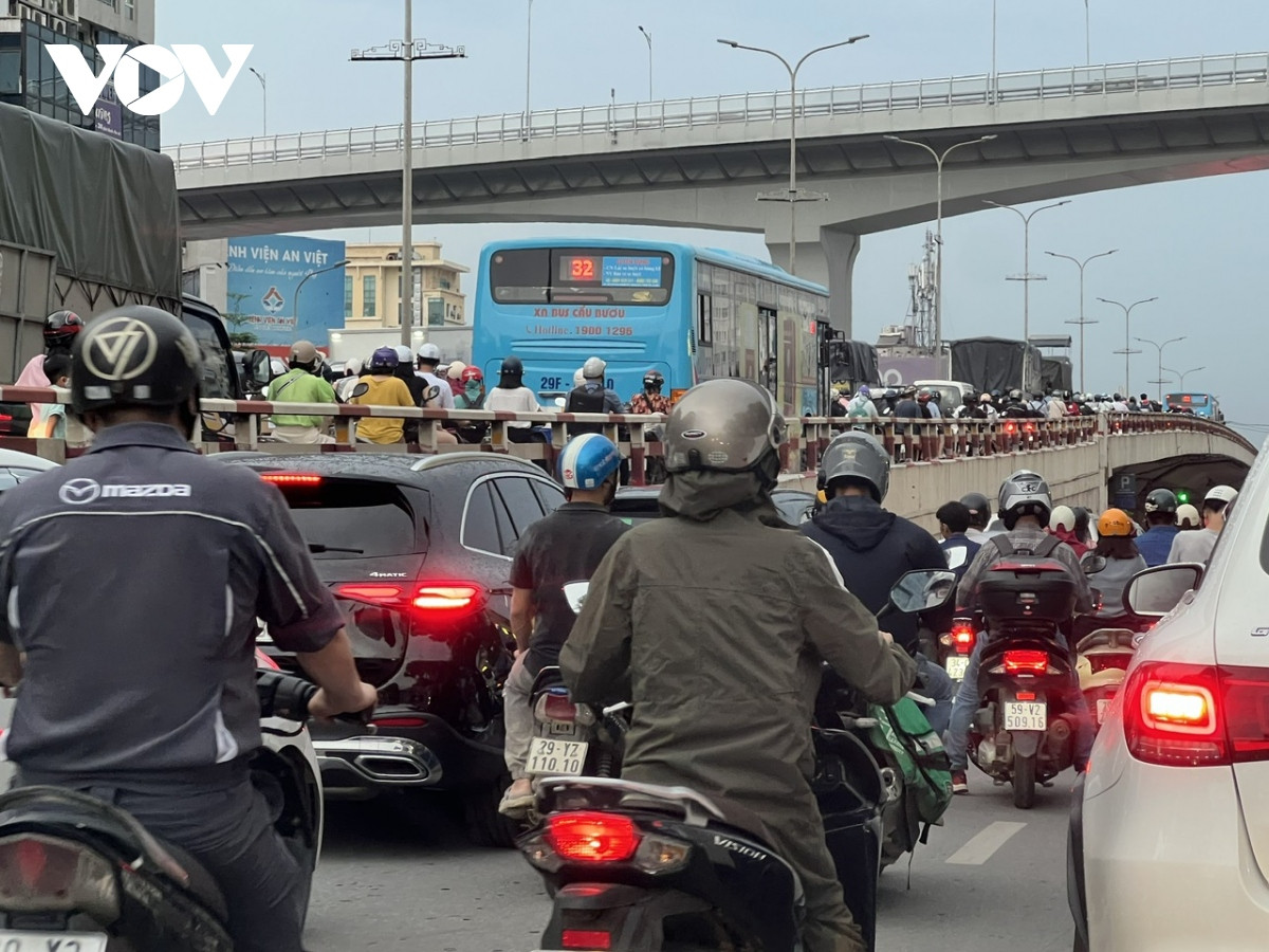 nguoi dan voi ve tranh bao, cac tuyen duong tai ha noi ket cung tu 15h chieu hinh anh 8