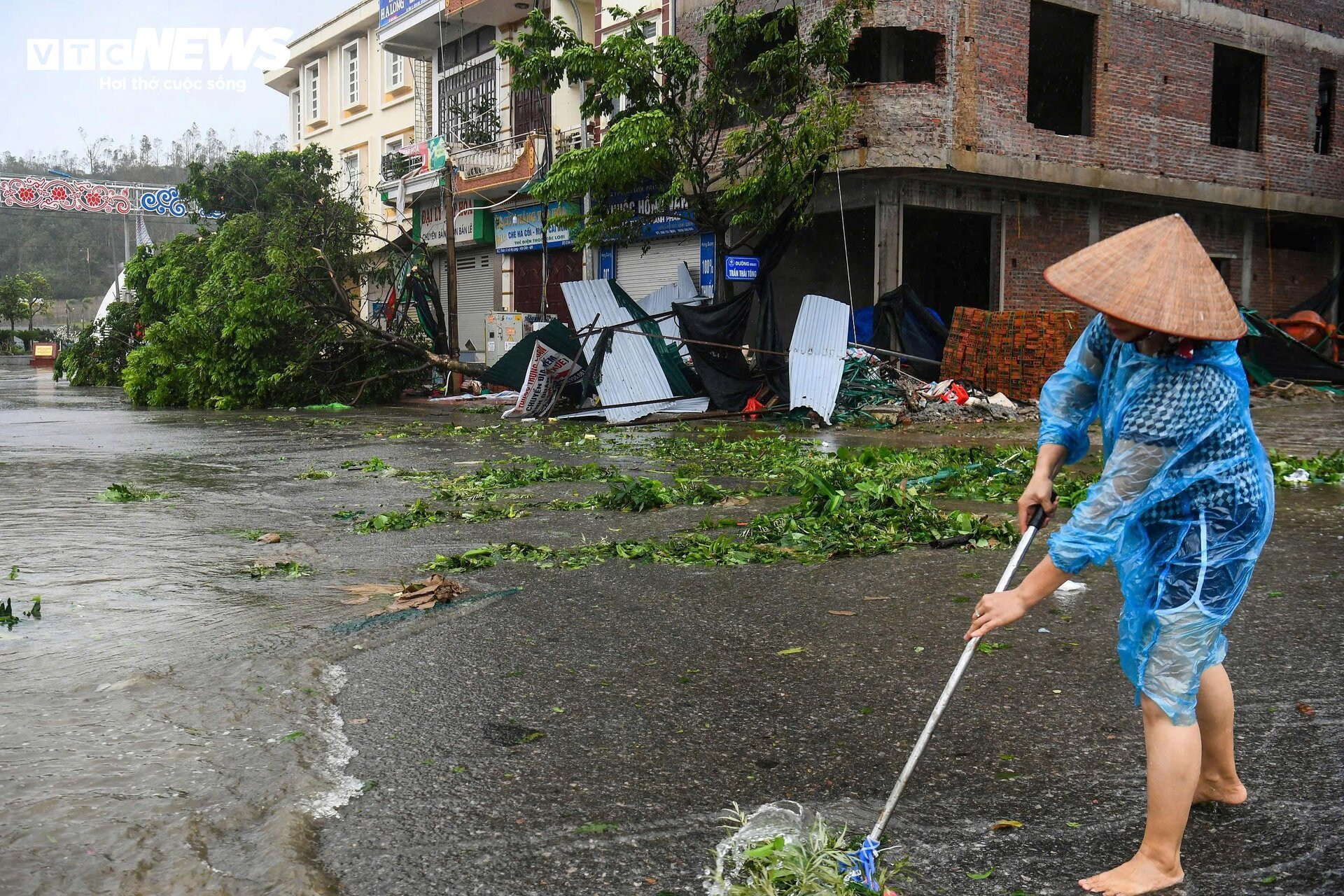 Dân Quảng Ninh kể lại phút kinh hoàng bão Yagi quét qua 'mái tôn ầm ập bay như diều' - 7