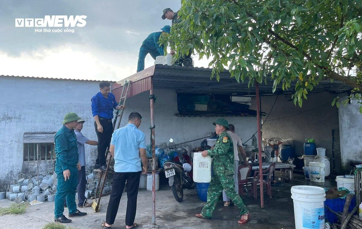 Thông tin với PV VTC News, Trung tá Đào Xuân Nguyên - Chính trị viên Đồn Biên phòng Trà Cổ (Bộ Chỉ huy Bộ đội Biên phòng tỉnh Quảng Ninh) cho biết, đơn vị đã huy động tối đa lực lượng, phương tiện giúp đỡ nhân dân phòng, chống bão.