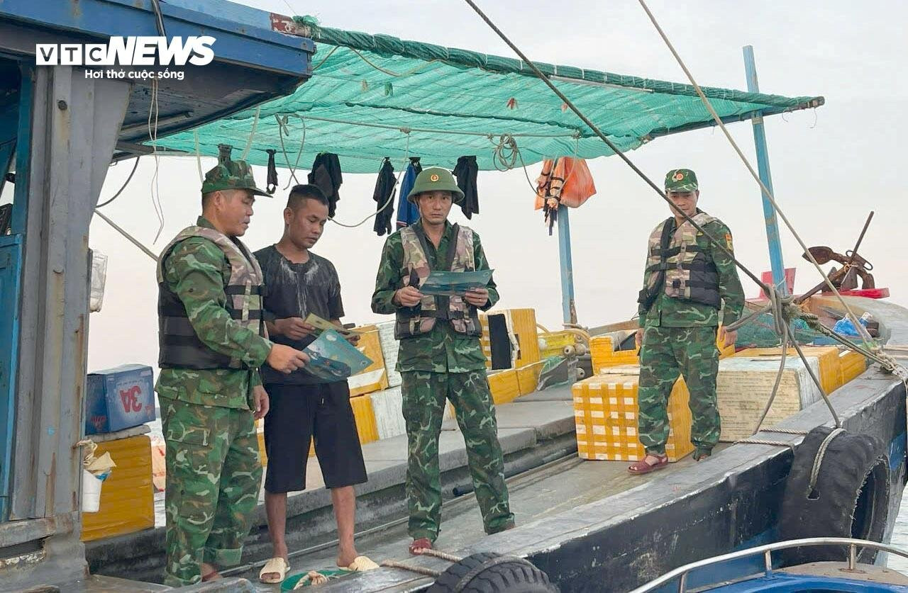 Đồng thời, đơn vị cũng bố trí 2 cano cùng 15 cán bộ, chiến sĩ trực sẵn sàng khi có lệnh, mở đài canh 24/24 để tiếp nhận thông tin, kiểm soát tàu thuyền, hướng dẫn các chủ phương tiện tránh trú hoặc không đi vào vùng nguy hiểm của bão.