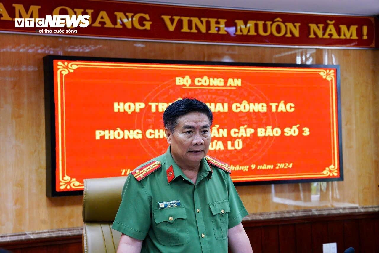 Đại tá Hoàng Văn Thành - Phó Giám đốc Công an tỉnh Thừa Thiên - Huế dự phiên họp trực tuyến ứng phó bão số 3 của Bộ Công an.