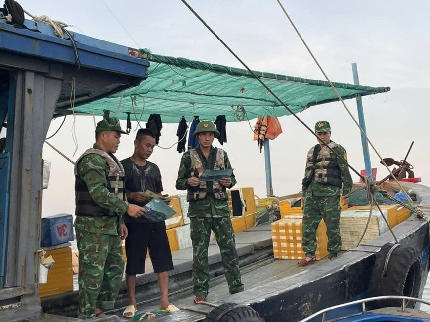 Bộ đội Biên phòng tỉnh Quảng Ninh tổ chức tuyên truyền, hướng dẫn ngư dân về nơi tránh, trú bão số 3 an toàn.