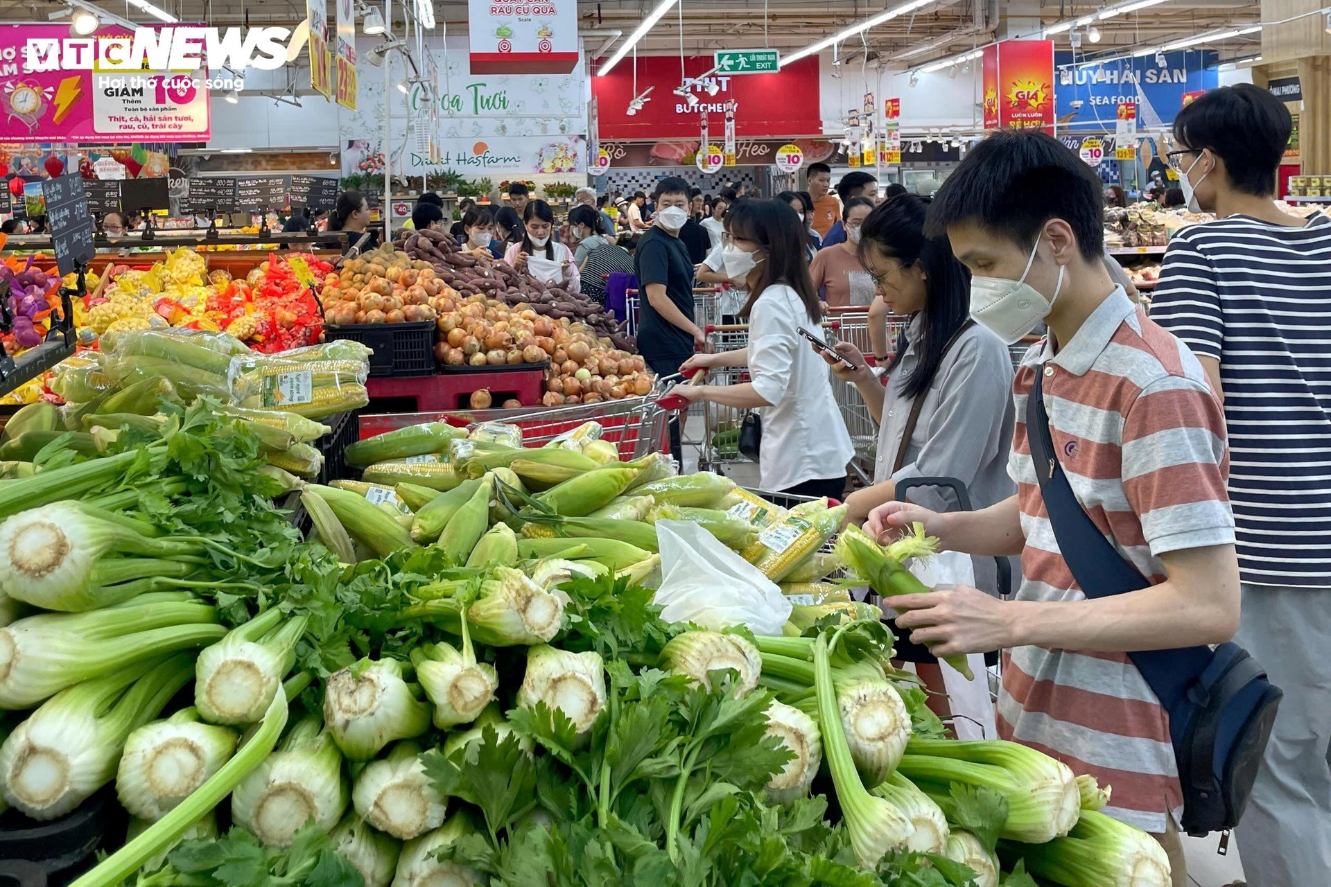 Các siêu thị lớn ở Hà Nội cam kết cung ứng đủ hàng cho người dân trước, trong và sau bão Yagi. (Ảnh: Minh Đức)