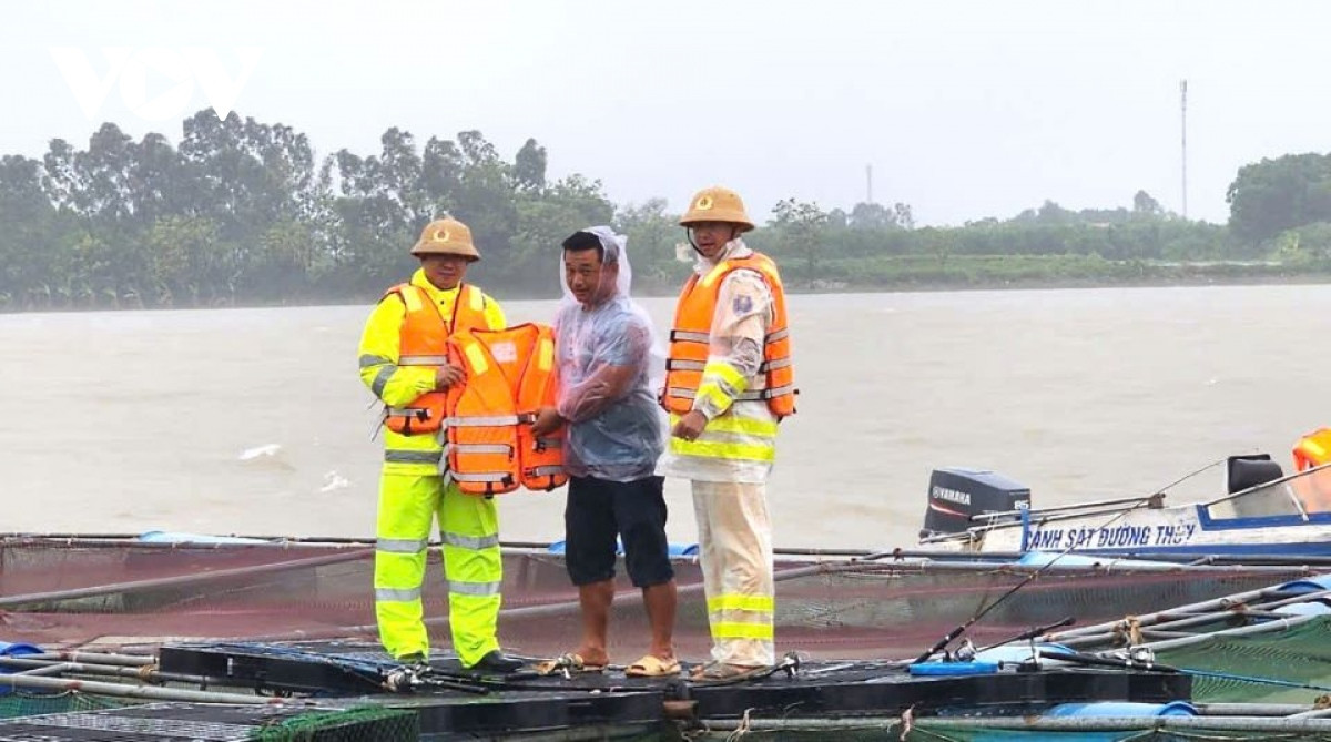 hinh anh luc luong cong an ho tro nguoi dan chong bao so 3 tren ca nuoc hinh anh 11