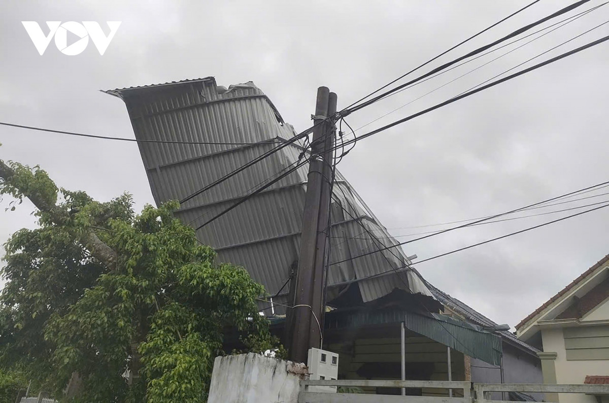 quang ninh Dam 6 tau o co to, csgt cuu nguoi bi cay de o ha long hinh anh 7