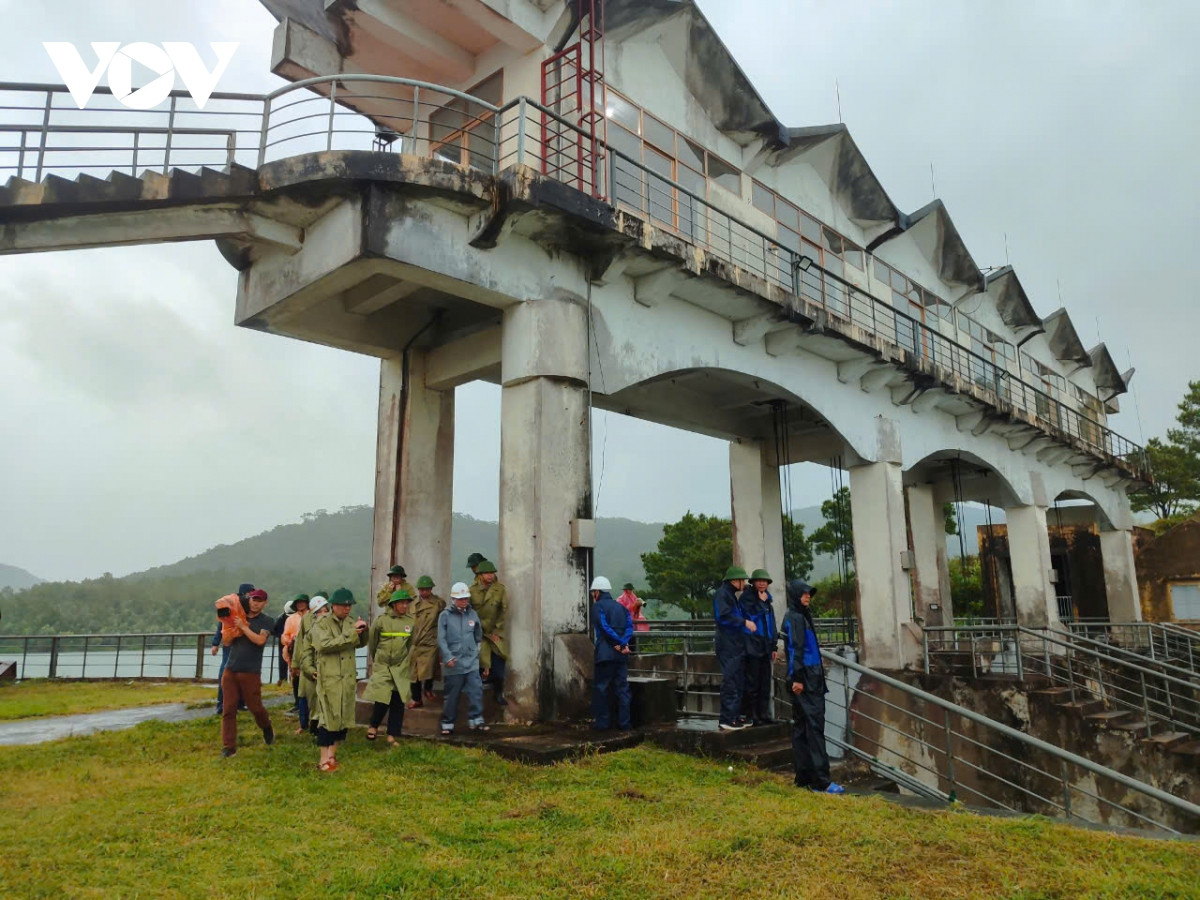 truc tiep quang ninh mat dien tren dien rong, gio rit tung con, cay do la liet hinh anh 145