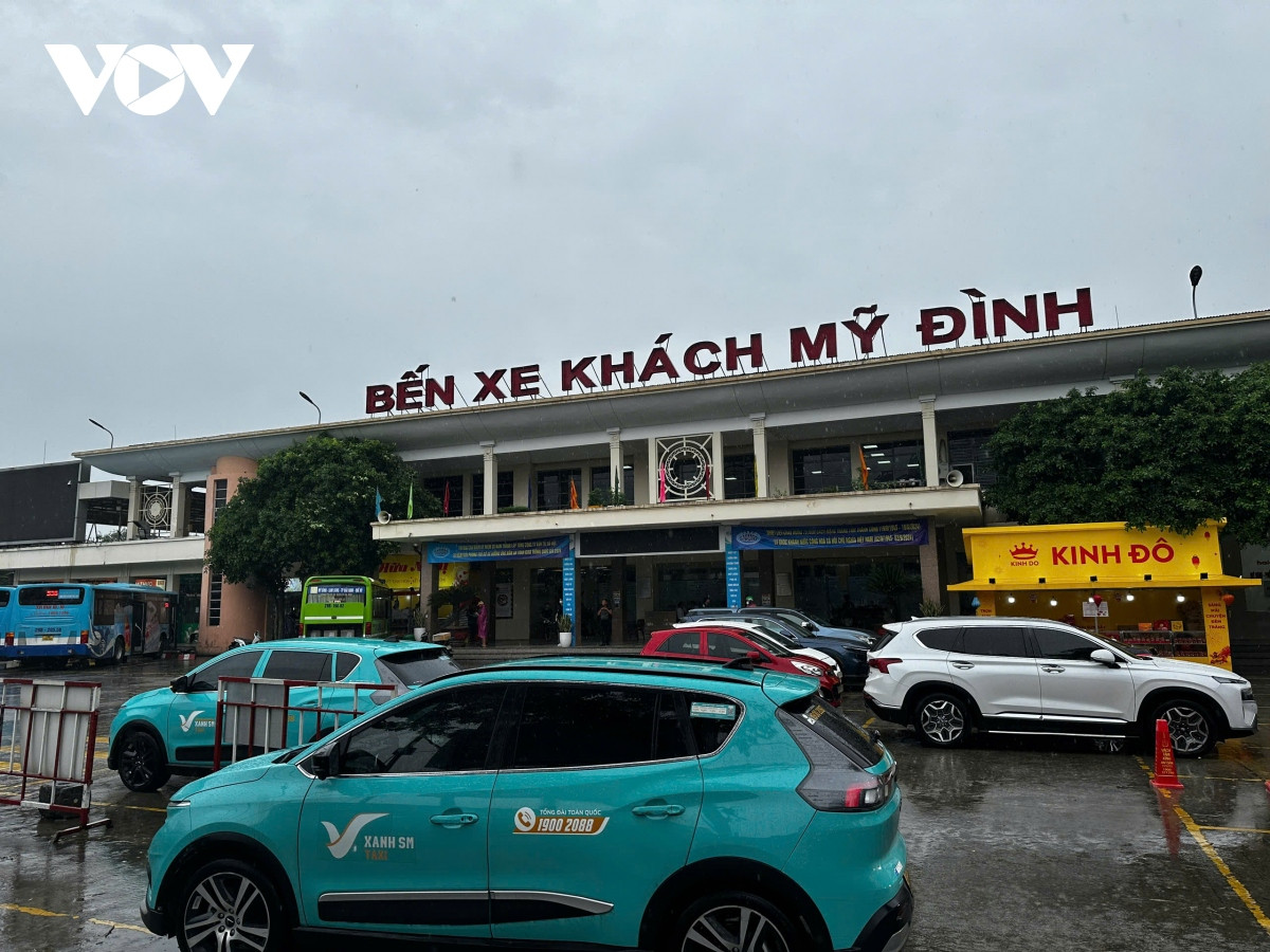 ha noi mua lon, gio giat manh quat do cay, mot so ho dan phai di doi tranh bao hinh anh 9