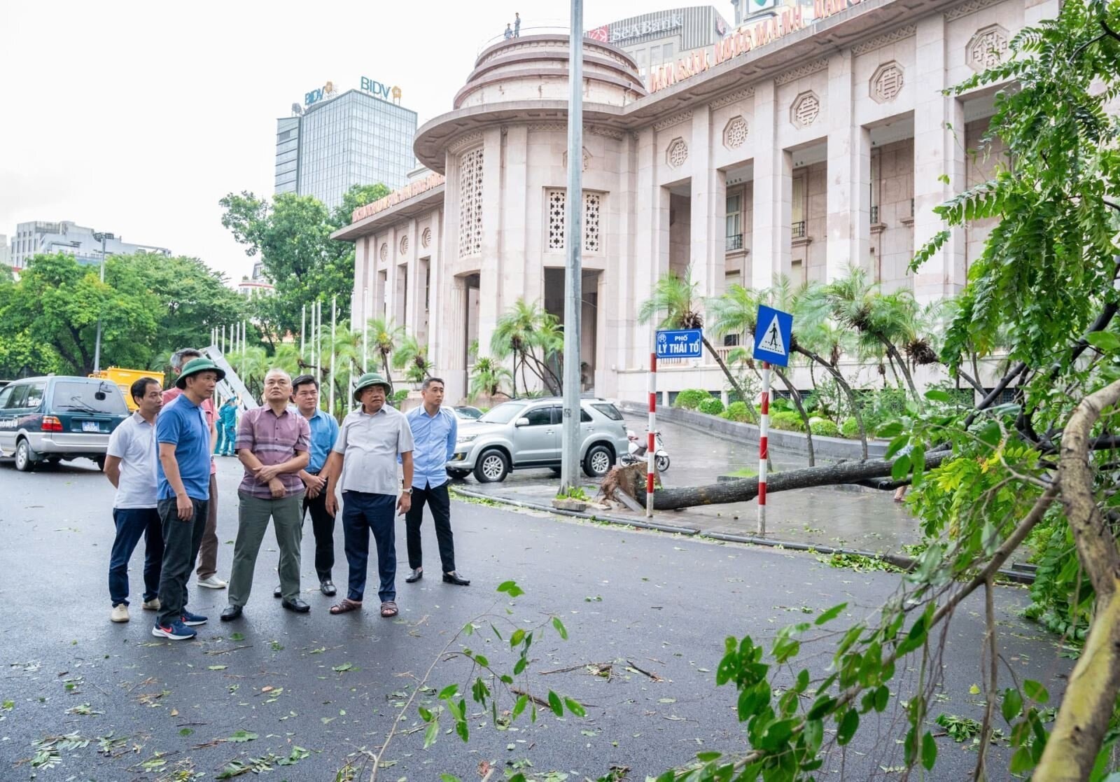 Chủ tịch UBND TP Hà Nội Trần Sỹ Thanh kiểm tra công tác khắc phục hậu quả sau bão tại quận Hoàn Kiếm.