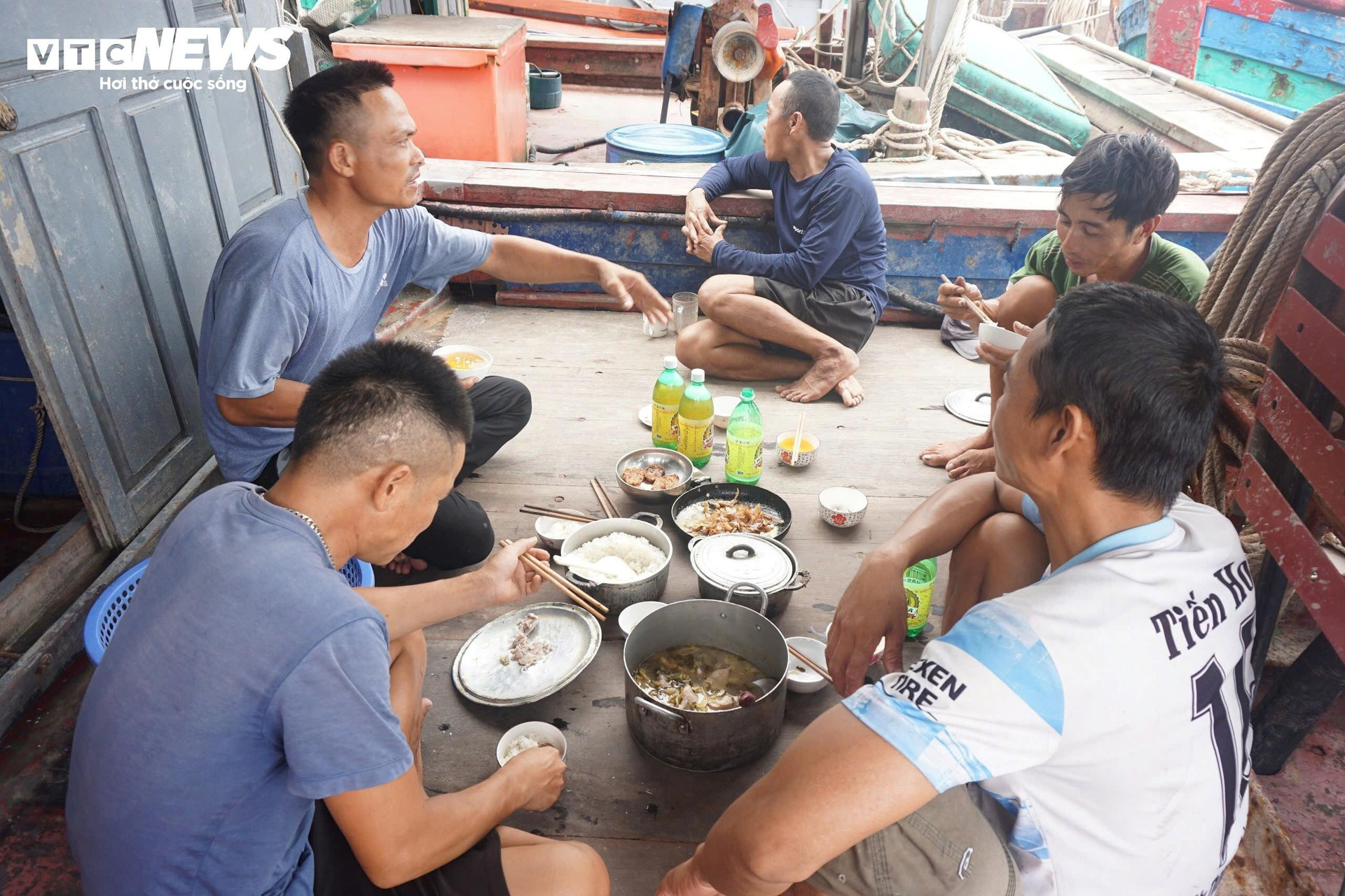 Nhiều người tập trung, nấu ăn ngay trên thuyền để tranh thủ chiều có thể tiếp tục sửa chữa.