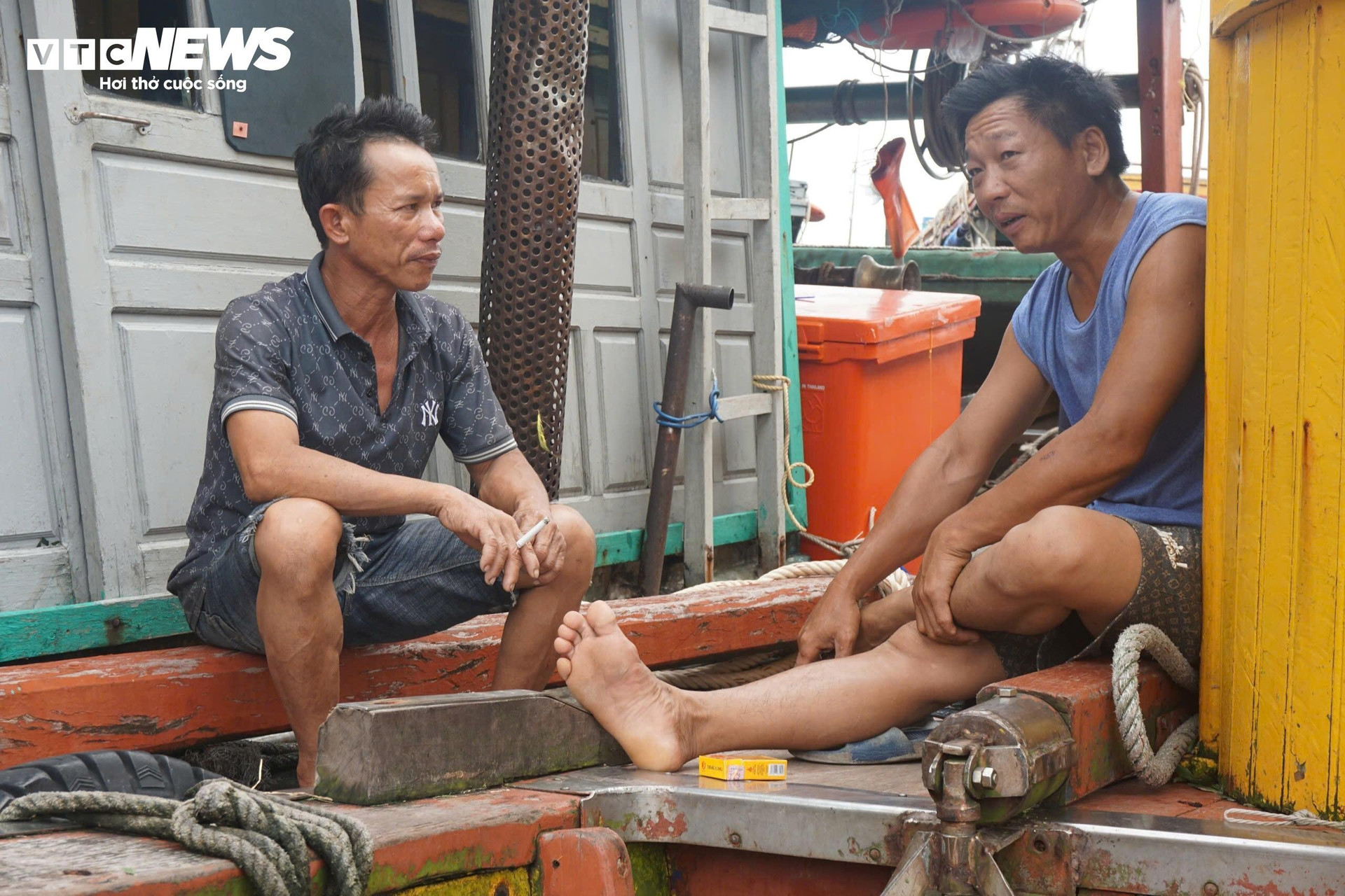 Sau buổi sáng tất bật sửa chữa, những ngư dân trao đổi kinh nghiệm về việc đối phó với bão và kế hoạch đi biển.