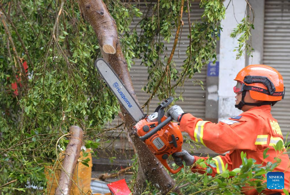 Sân bay quốc tế Mỹ Lan, Hải Khẩu tạm thời đóng cửa cho đến trưa 8/9 do thiệt hại bão Yagi gây ra, trong khi sân bay quốc tế Phượng Hoàng, Tam Á bắt đầu mở lại dần các dịch vụ vào sáng 7/9.