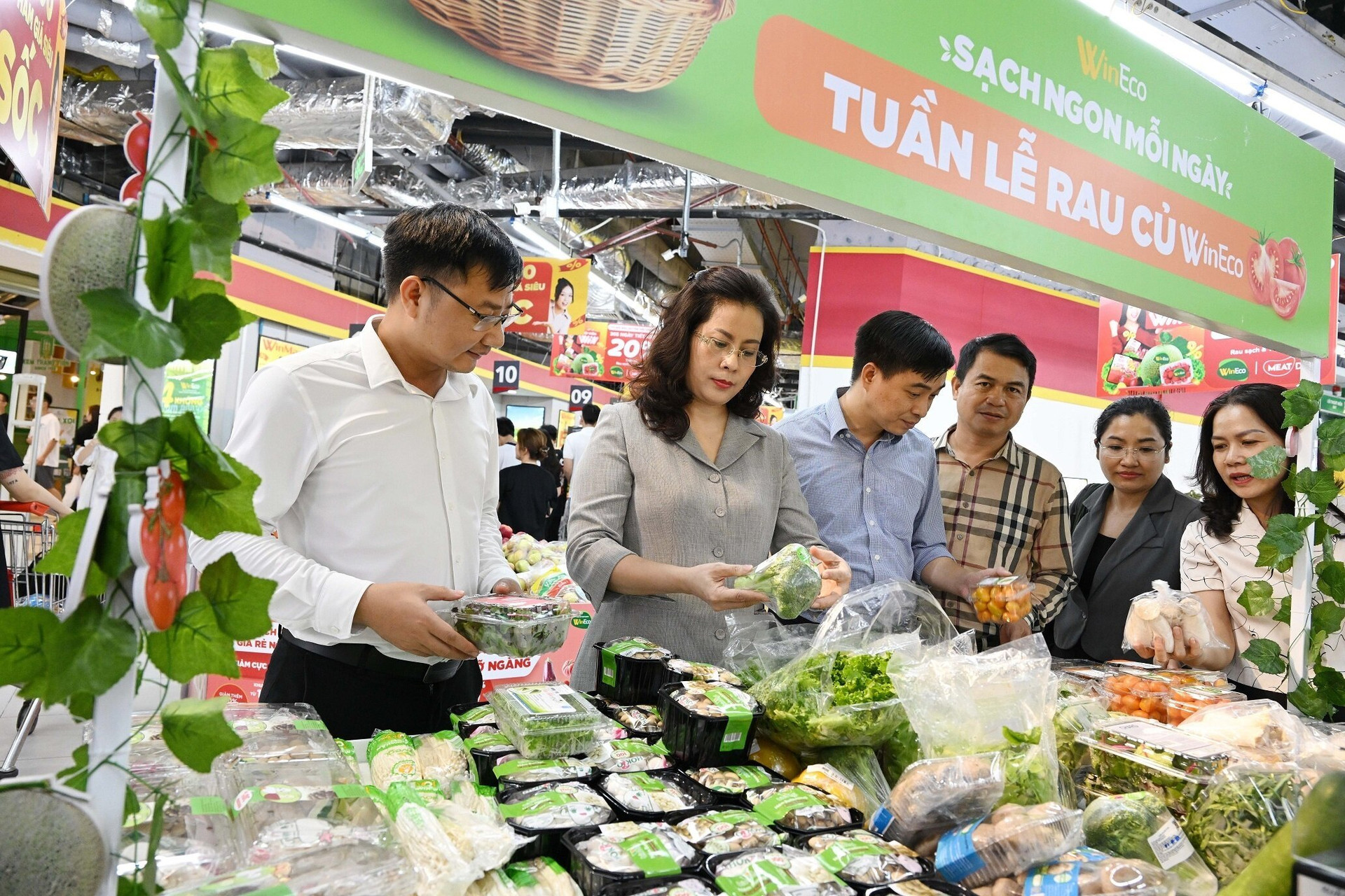 Lực lượng chức năng của Bộ Công Thương kiểm tra hàng hoá tại các siêu thị.