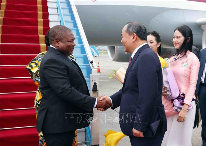 Chủ nhiệm Văn phòng Chủ tịch nước Lê Khánh Hải đón Tổng thống Mozambique Filipe Jacinto Nyusi và Phu nhân tại sân bay quốc tế Nội Bài. (Ảnh: Phạm Kiên/TTXVN)