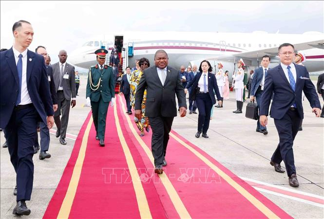 Lễ đón Tổng thống Mozambique Filipe Jacinto Nyusi và Phu nhân tại sân bay quốc tế Nội Bài. (Ảnh: Phạm Kiên/TTXVN)