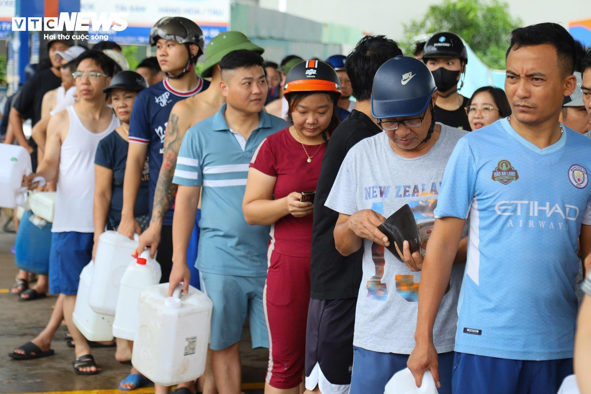 Người dân chuẩn bị sẵn tiền, xếp hàng ngay ngắn chờ đến lượt mình.